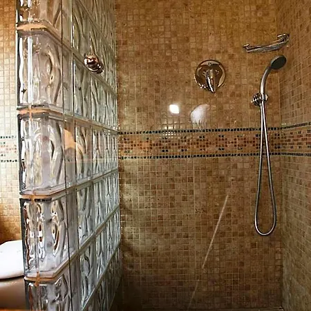 Iris Hotel